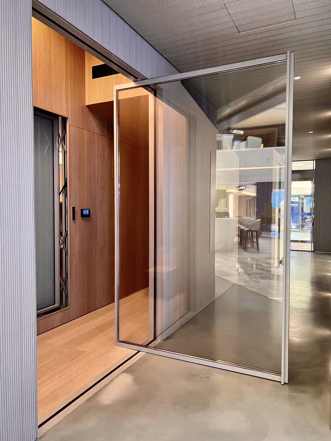 Sleek Ultra Slim Picture