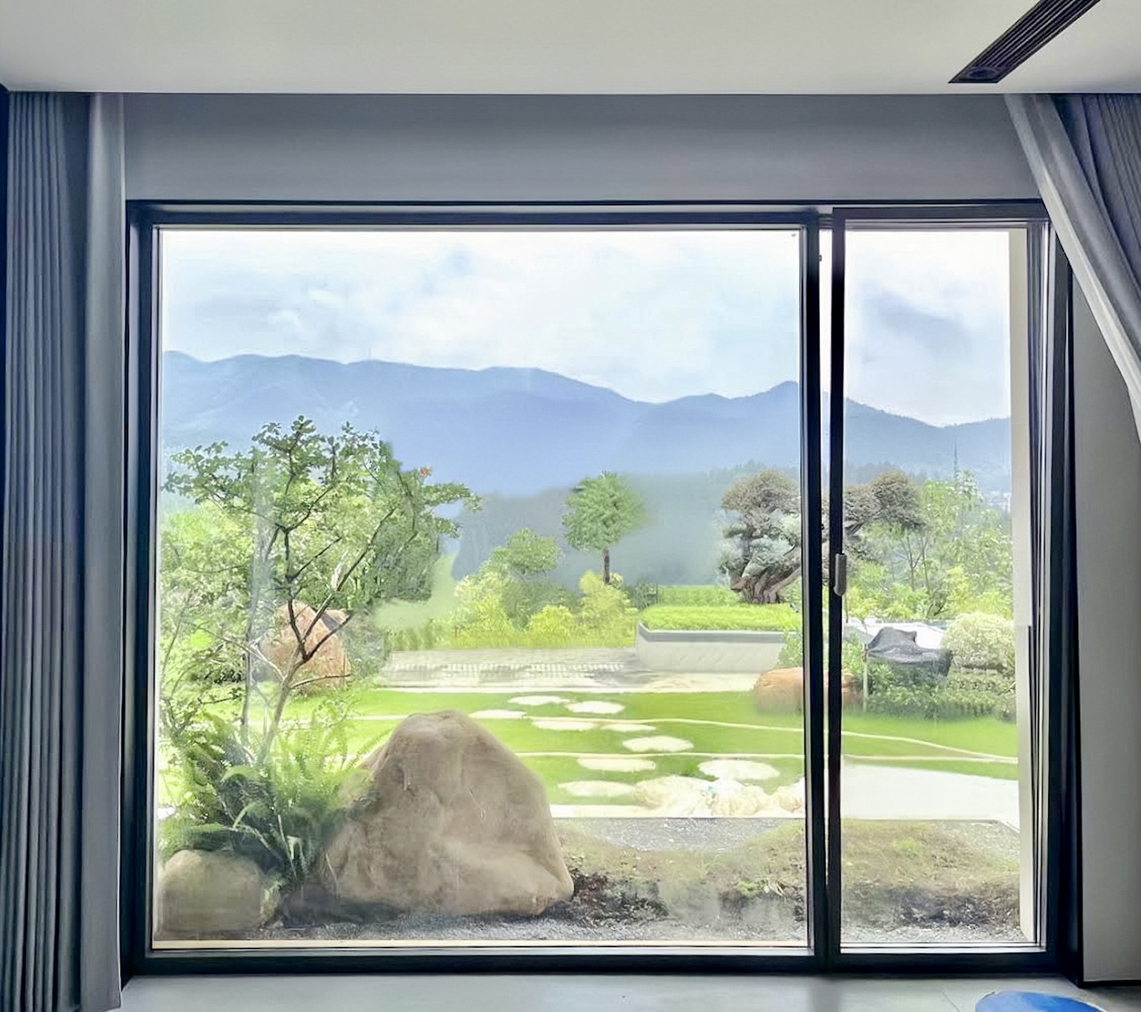 Sleek Ultra Slim Picture